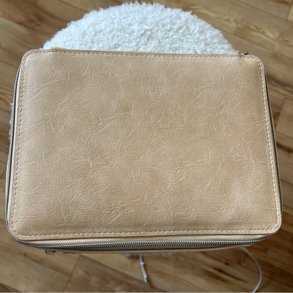 BEIS MAKEUP CASE BARELY USED - Picture 2 of 10